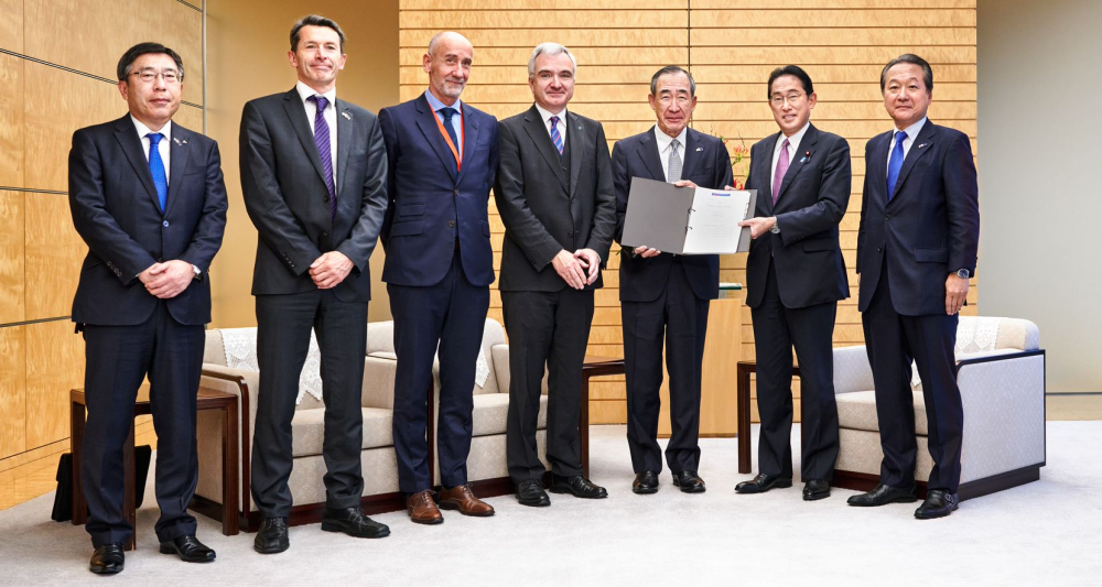 From left: Katsuya Furuta, Manuel Hubert, Ambassador Jean-Eric Paquet, Nikolaus Boltze, Masaki Sakuyama, Prime Minister Kishida, Yasuo Tanabe
