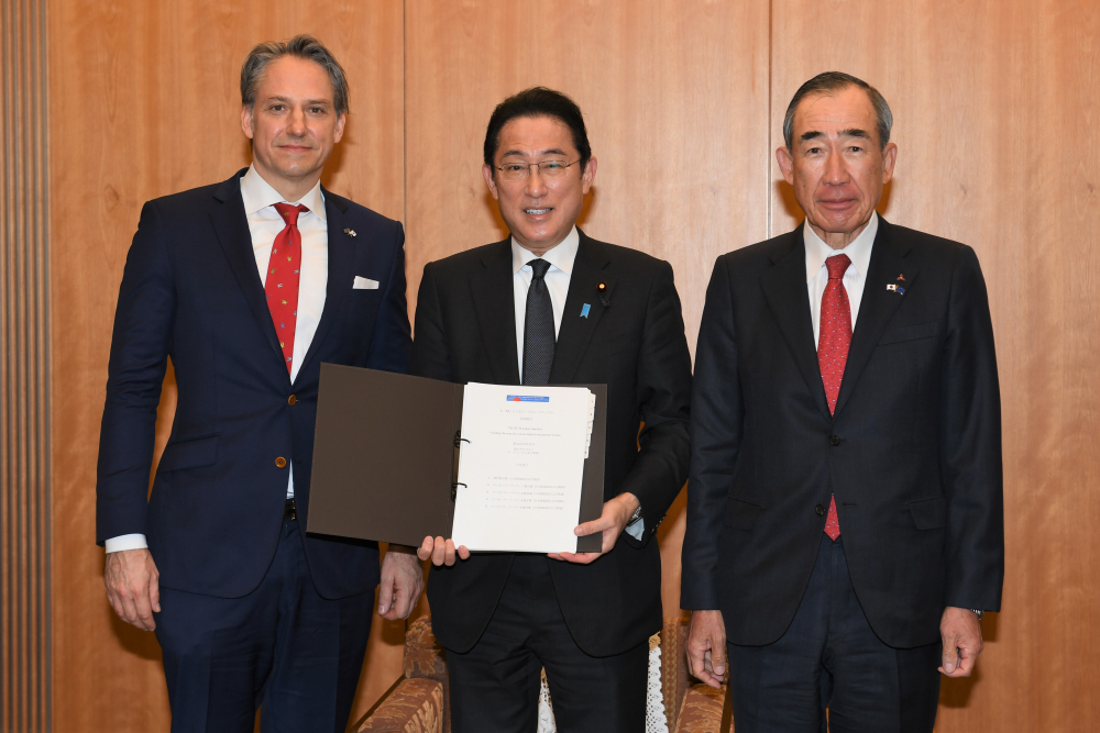 From left to right: Michael Mroczek representing BRT co-Chair Philippe Wahl observes BRT co-Chair Masaki Sakuyama submit the BRT’s 2021 Recommendations to Prime Minister Kishida.