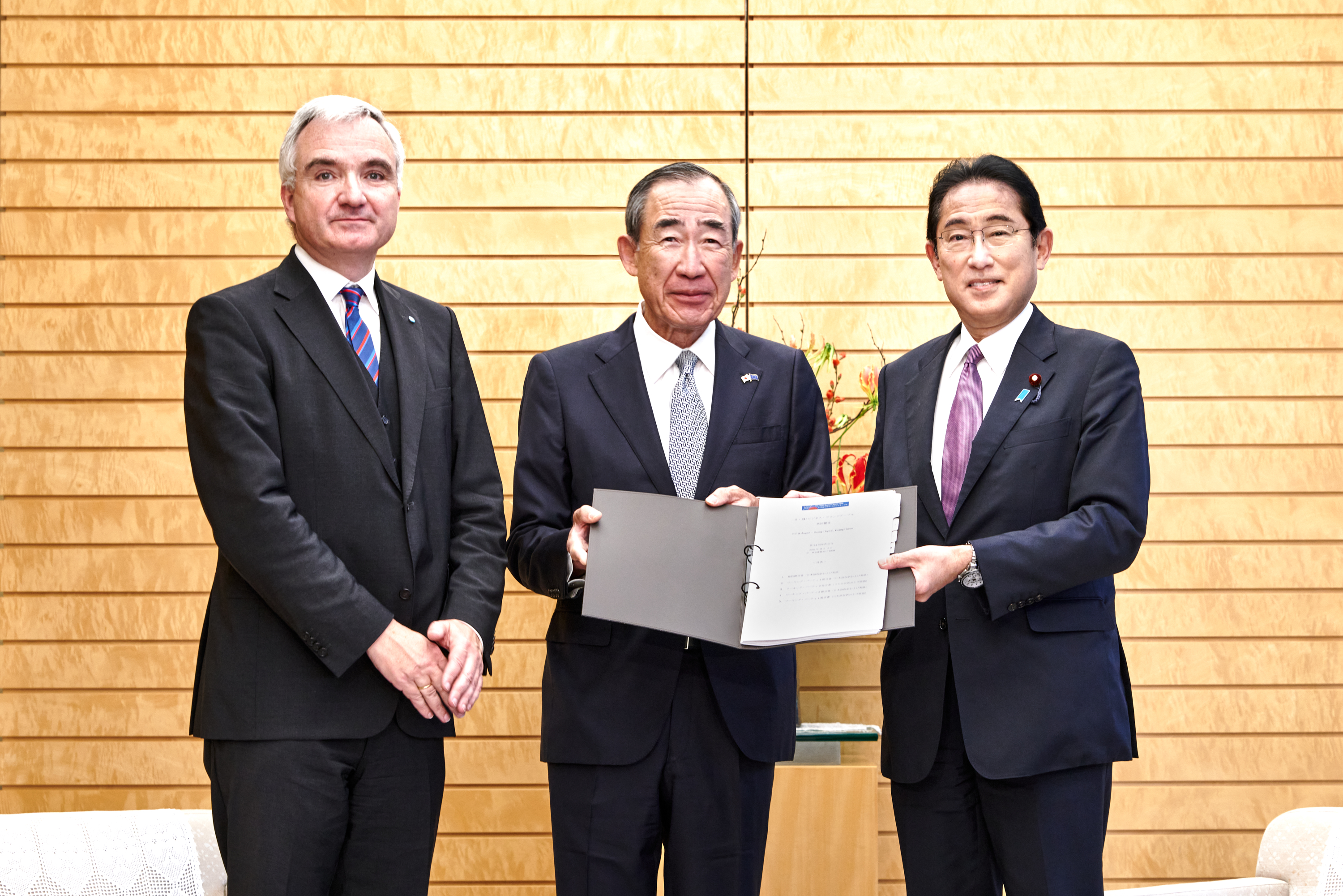 左から: ボルツェEU側共同議長代理、柵山前日本側共同議長、岸田総理