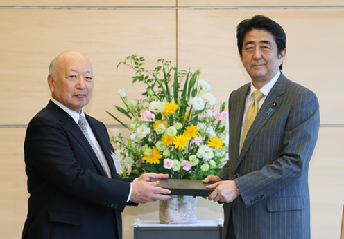 BRT co-Chairman Kazuo Tsukuda and PM Abe (18/05/2015)