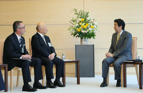 BRT Member Danny Risberg, BRT co-Chairman Kazuo Tsukuda and PM Abe (18/05/2015)