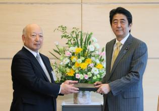 BRT co-Chairman Kazuo Tsukuda and PM Abe (18/05/2015)